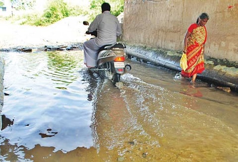 ரெயில்வே பாலத்தின் கீழ் தண்ணீர் தேங்குவதை கண்டித்து பொதுமக்கள் சாலை மறியல் செய்ய முயற்சி