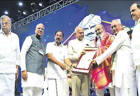 சுயநலம் இல்லாமல் நாட்டுக்கு சேவை செய்ய மக்கள் முன்வர வேண்டும் பாரதி விருது வழங்கும் விழாவில் கவர்னர் பன்வாரிலால் புரோகித் பேச்சு