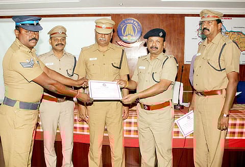 கரூர் மாவட்டத்தில் குற்ற சம்பவங்களை தடுக்க போலீசாருடன், சூப்பிரண்டு ஆலோசனை