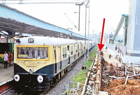 எழும்பூர் ரெயில் நிலையத்தில் மின்சார ரெயிலில் இருந்து இருபுறமும் செல்லும் வகையில் பிளாட்பாரம் - பயணிகள் கோரிக்கை