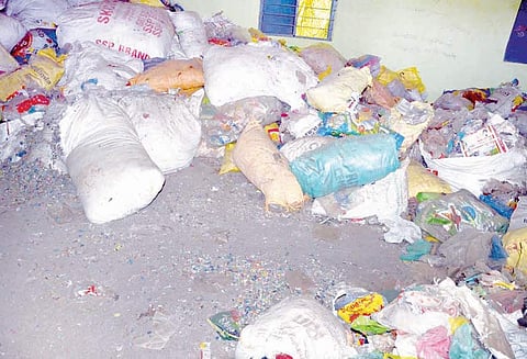 அரசு கட்டிடத்தில் குவிந்து கிடக்கும் பாலித்தீன் பைகள் நடவடிக்கை எடுக்க சமூக ஆர்வலர்கள் எதிர்பார்ப்பு