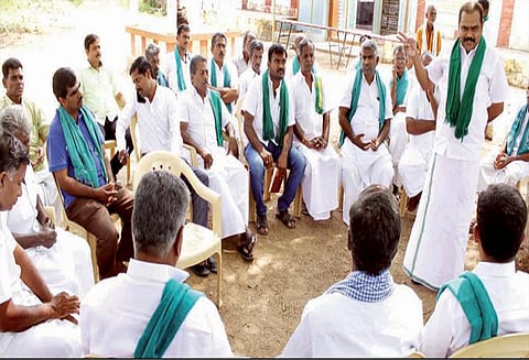 உயர்மின் கோபுரம் அமைக்க எதிர்ப்பு தெரிவித்து கள்ளிப்பாளையத்தில் 17-ந்தேதி காத்திருப்பு போராட்டம் - விவசாய சங்கங்களின் கூட்டமைப்பு ஆலோசனை கூட்டத்தில் முடிவு