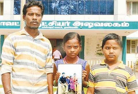 கருணை இல்லத்தில் உள்ள தாயாரை மீட்டுதரக்கோரி கலெக்டரிடம் பள்ளி மாணவி மனு