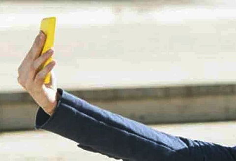 உத்தரபிரதேசத்தில் ராட்டினத்தில் இருந்து விழுந்து இளம் பெண் சாவு - ‘செல்பி’ மோகத்தால் விபரீதம்