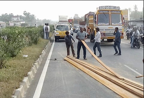 ஓமலூரில் வாகன சோதனையின் போது சரக்கு வேன் விபத்தில் சிக்கியது அலுவலர்களுடன், டிரைவர் வாக்குவாதம்