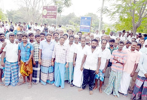 காவிரி, அமராவதி ஆறுகளில் மணல் அள்ள அனுமதி கோரி மாட்டு வண்டி தொழிலாளர்கள் மனு