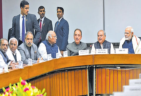 பரபரப்பான சூழ்நிலையில் இன்று தொடங்கும் நாடாளுமன்ற கூட்டத்தொடரில் ஆக்கபூர்வமான விவாதம் - எதிர்க்கட்சிகளுக்கு பிரதமர் மோடி அழைப்பு