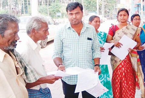 குமரி மாவட்டத்தில் கிராம நிர்வாக அலுவலர்கள் 3 நாள் விடுப்பு எடுத்து போராட்டம்