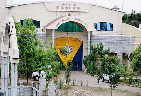 புழல் ஜெயிலில் பெண் மாவோயிஸ்டுக்கு திடீர் உடல்நல குறைவு; ஆஸ்பத்திரியில் அனுமதி