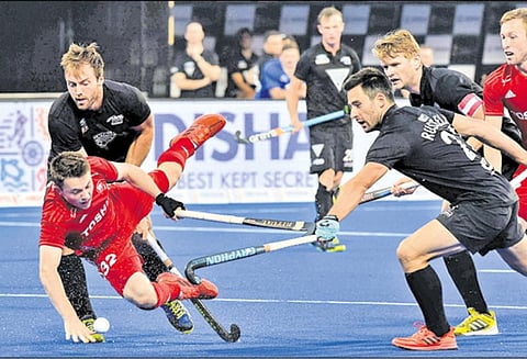 உலக கோப்பை ஆக்கி: இங்கிலாந்து, பிரான்ஸ் அணிகள் கால்இறுதிக்கு தகுதி