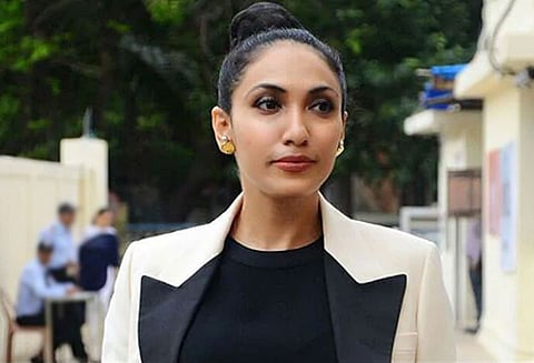 பட உரிமை தருவதாக ரூ.32 கோடி மோசடி - பெண் தயாரிப்பாளர் கைது