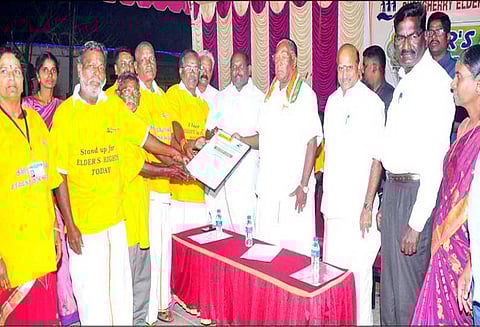 அவசர கால தேவைக்காக முதியோருக்கு வங்கிக்கடன் வழங்க நடவடிக்கை - நாராயணசாமி உறுதி