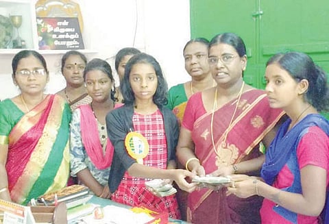 கரூரில் நெகிழ்ச்சி சம்பவம் படிப்பை பாதியில் விட்ட மாணவர்களை பள்ளியில் சேர்த்த சிறுமி