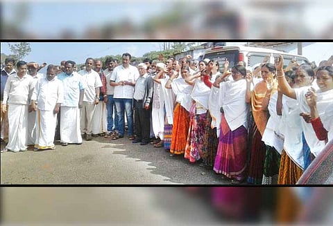 கோத்தகிரி அருகே: போலீசாரை கண்டித்து கிராம மக்கள் ஆர்ப்பாட்டம்