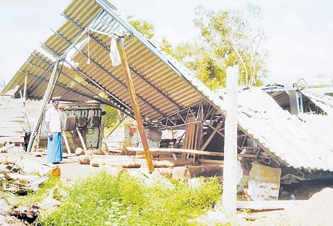 கறம்பக்குடி பகுதியில் தொழிற்பட்டறைகள் செயல்படாததால் வேலையின்றி தொழிலாளர்கள் தவிப்பு