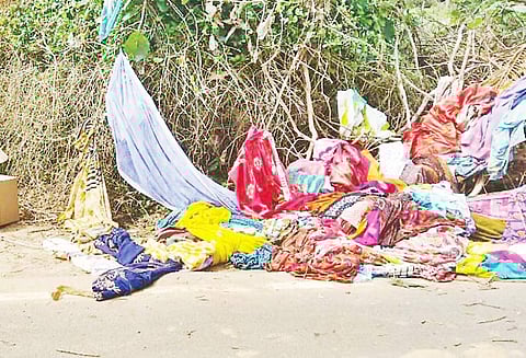 பழைய துணிகளை வழங்கியதால் ஆத்திரம்: நிவாரண பொருட்களை சாலையில் வீசி மறியல்