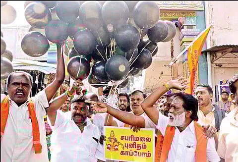 கேரள முதல்-மந்திரி தமிழகம் வருவதற்கு எதிர்ப்பு: கருப்பு பலூன்களை பறக்கவிட்டு இந்து மக்கள் கட்சியினர் போராட்டம்