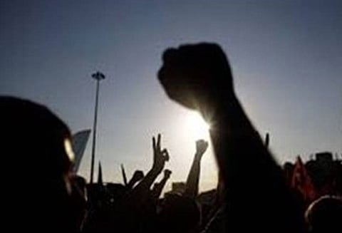 மாவட்டம் முழுவதும் 2-வது நாளாக கிராம நிர்வாக அலுவலர்கள் வேலைநிறுத்தம் நீடிப்பு