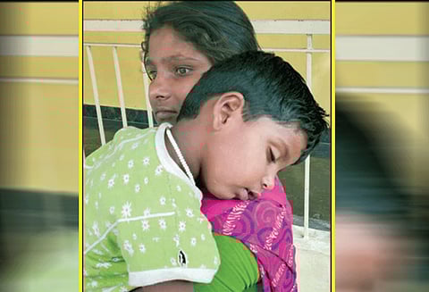 காரிமங்கலம் அருகே பரபரப்பு: 3 வயது குழந்தையை மொபட்டில் கடத்திய ஆசாமி பொதுமக்கள் விரட்டி பிடித்தனர்