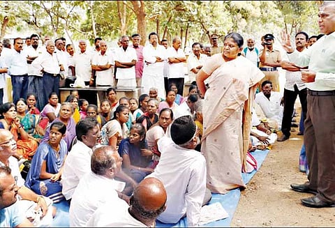 திண்டுக்கல் பாலகிருஷ்ணாபுரம்: ரெயில்வே மேம்பால பணியை விரைந்து முடிக்கக்கோரி போராட்டம்