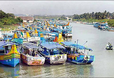 மீன்வளத்துறை அதிகாரிகள் எச்சரிக்கை: கடலூர் மீனவர்கள் கடலுக்கு செல்லவில்லை