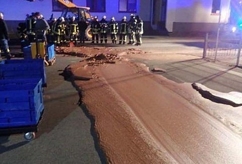 ஜெர்மனில் ஒரு டன் எடையுள்ள திரவ சாக்லெட் சாலையில் ஆறாக ஓடியது