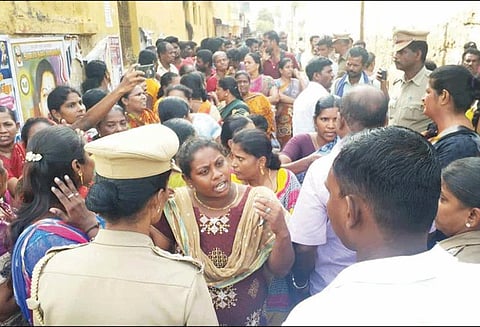 ஸ்டெர்லைட் எதிர்ப்பாளர்களை போலீஸ் பிடித்து சென்றதால் தூத்துக்குடியில் பொதுமக்கள் திடீர் சாலை மறியல்
