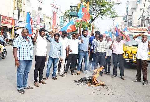 கரூரில் எச்.ராஜா உருவபொம்மை எரிப்பு