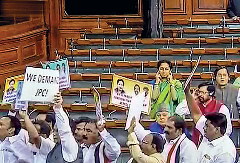 தமிழக எம்.பி.க்கள் 2-வது நாளாக அமளி : மேகதாது அணை பிரச்சினையில் இரு அவைகளும் மீண்டும் முடக்கம்