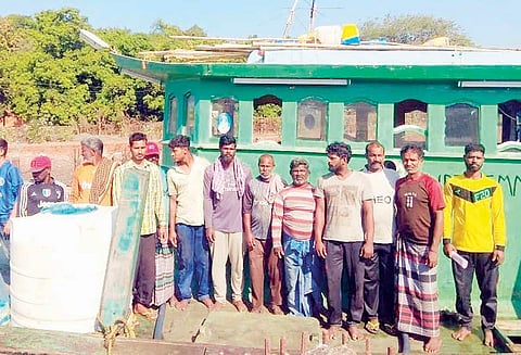 மீன்பிடிக்க சென்ற போது படகு பழுது: ஆழ்கடலில் பரிதவித்த குமரி மீனவர்கள் உள்பட 14 பேர் மீட்பு