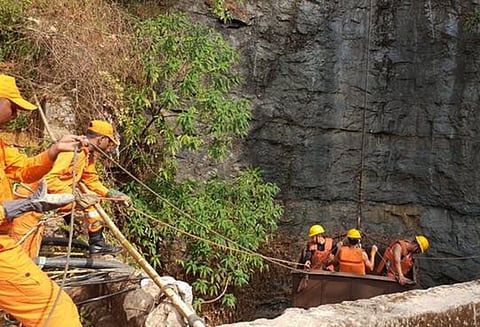 மேகாலயா: நிலக்கரி சுரங்கத்தில் சிக்கி தவிக்கும் 13 தொழிலாளர்கள் மீட்கும் பணி தீவிரம்