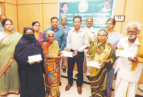 சிறப்பு குறைதீர்க்கும் நாள் கூட்டத்தில் பயனாளிகளுக்கு நலத்திட்ட உதவிகள் கலெக்டர் அன்பழகன் வழங்கினார்