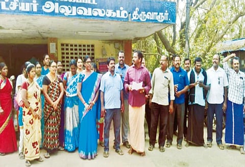 திருவாரூர், நீடாமங்கலத்தில் 5-வது நாளாக கிராம நிர்வாக அலுவலர்கள் வேலைநிறுத்தம்