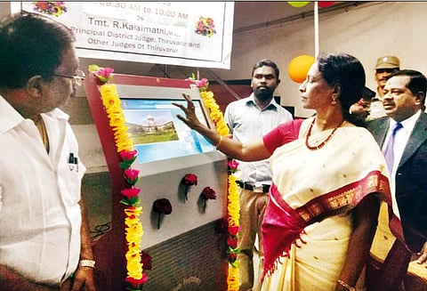 வழக்குகளின் விவரங்களை அறிந்து கொள்ள திருவாரூர் கோர்ட்டில், தொடுதிரை கணினி வசதி - மாவட்ட முதன்மை நீதிபதி தொடங்கி வைத்தார்