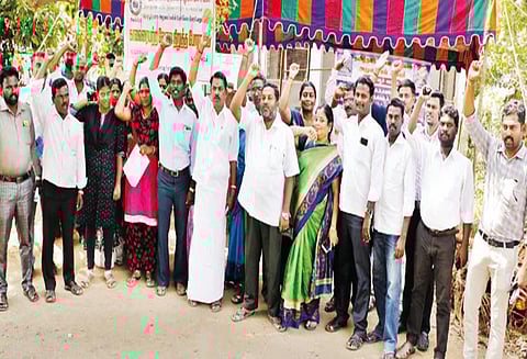 பல்வேறு கோரிக்கைகளை வலியுறுத்தி கிராம நிர்வாக அலுவலர்கள் ஆர்ப்பாட்டம்