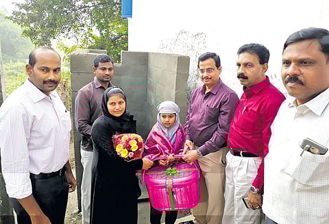 கழிவறை கட்டித்தராத தந்தை மீது புகார்: சிறுமியின் வீட்டுக்கு சென்று கலெக்டர் பாராட்டு