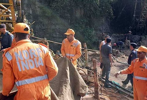 மேகாலயா: நிலக்கரி சுரங்கத்தில் சிக்கிய 13 தொழிலாளர்களை மீட்கும் பணி தீவிரம்