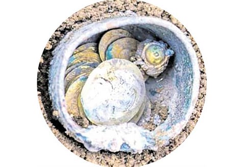 900 ஆண்டுகள் பழமையான தங்கக் காசுகள் கண்டுபிடிப்பு