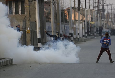 காஷ்மீர்: பயங்கரவாதிகளுக்கு எதிரான தேடுதல் வேட்டையில் பொதுமக்கள் 7 பேர் பலியானதால் பதற்றம்