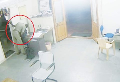 திருச்சி போலீஸ் நிலையத்தில் சப்-இன்ஸ்பெக்டர், பெண் போலீஸ் இறுக்கி அணைத்து முத்தமிடும் காட்சி