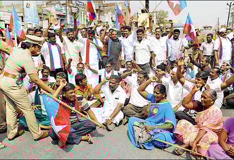 எச்.ராஜாவை கைது செய்யக்கோரி விடுதலை சிறுத்தைகள் கட்சியினர் சாலை மறியல் - 89 பேர் கைது