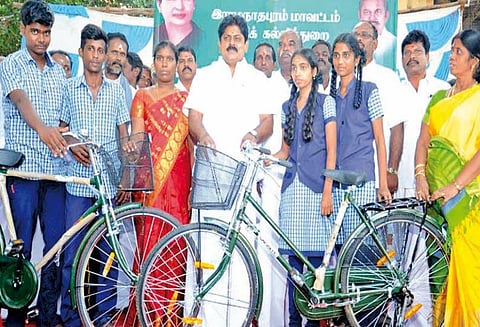 மாணவர்களுக்கு விலையில்லா சைக்கிள் அமைச்சர் மணிகண்டன் வழங்கினார்