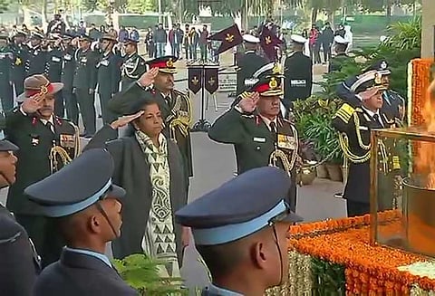 விஜய் திவாஸ்: பாதுகாப்புத்துறை மந்திரி நிர்மலா சீதாராமன் அமர்ஜவான் ஜோதியில் மரியாதை