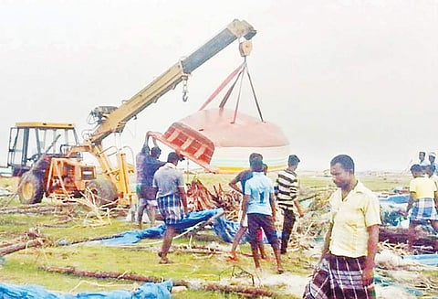 வேதாரண்யத்தில் ‘கஜா’ புயலில் தூக்கி வீசப்பட்ட படகுகளை மீட்கும் பணி மும்முரம்