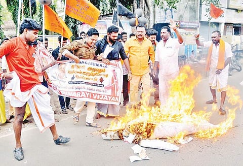 சென்னை வருகைக்கு எதிர்ப்பு: பினராயி விஜயனின் உருவ பொம்மை எரிப்பு