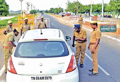 ஸ்டெர்லைட் ஆலையை திறக்க உத்தரவு: தூத்துக்குடியில் 2-வது நாளாக பலத்த போலீஸ் பாதுகாப்பு வெளியாட்கள் தங்கி உள்ளனரா? என விடுதிகளில் சோதனை