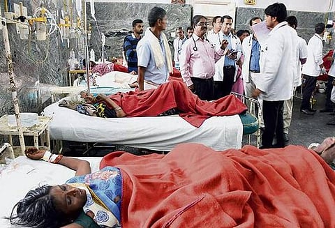 கர்நாடகாவில் பிரசாதம் சாப்பிட்டதில் பலியானோர் எண்ணிக்கை 15 ஆனது - தமிழக பூசாரியை பிடிக்க தனிப்படை விரைந்தது