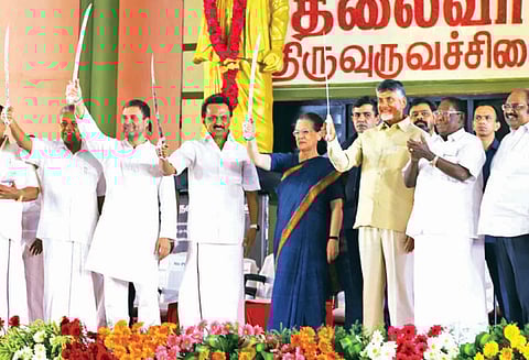 இந்தியாவையும், அரசியல் சாசனத்தையும் பாதுகாக்க காங்கிரசும், தி.மு.க.வும் இணக்கமாக இருந்து போராடுவோம் கருணாநிதி சிலை திறப்பு விழாவில் சோனியாகாந்தி பேச்சு