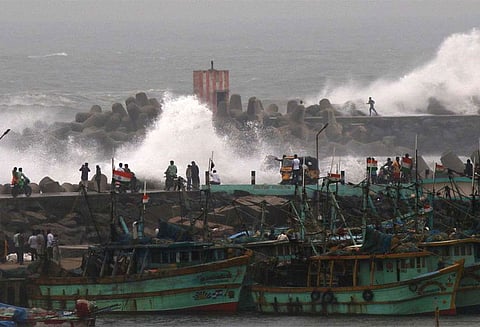 பெய்ட்டி புயல் காரணமாக ஆந்திராவில் 22 பயணிகள் ரயில் ரத்து