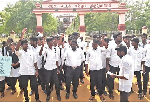 நெல்லையில் சட்டக்கல்லூரி மாணவர்கள் ஆர்ப்பாட்டம் ஸ்டெர்லைட் ஆலையை நிரந்தரமாக மூட தனிச்சட்டம் இயற்ற வலியுறுத்தல்